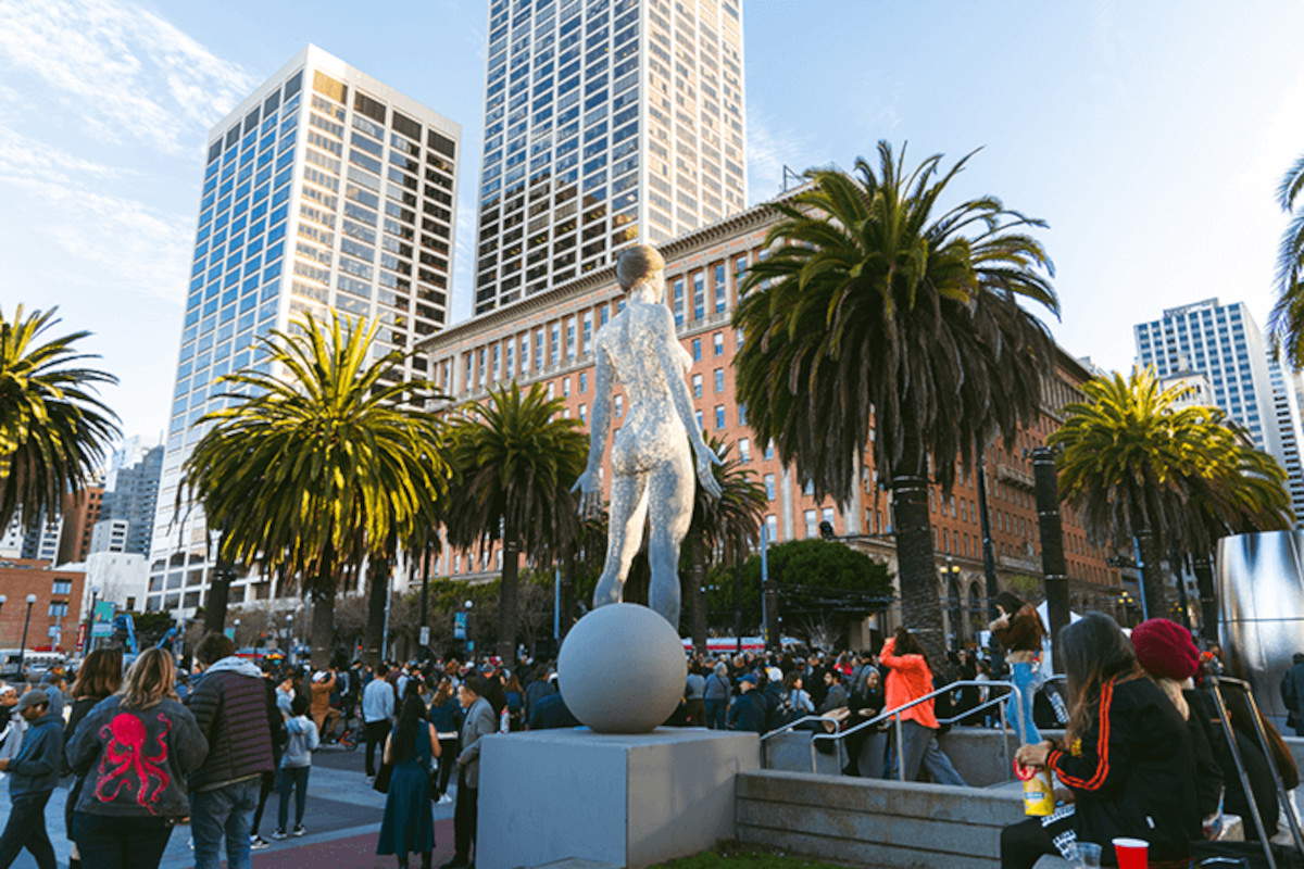La statua R-Evolution di Marco Cochrane esposta a San Francisco