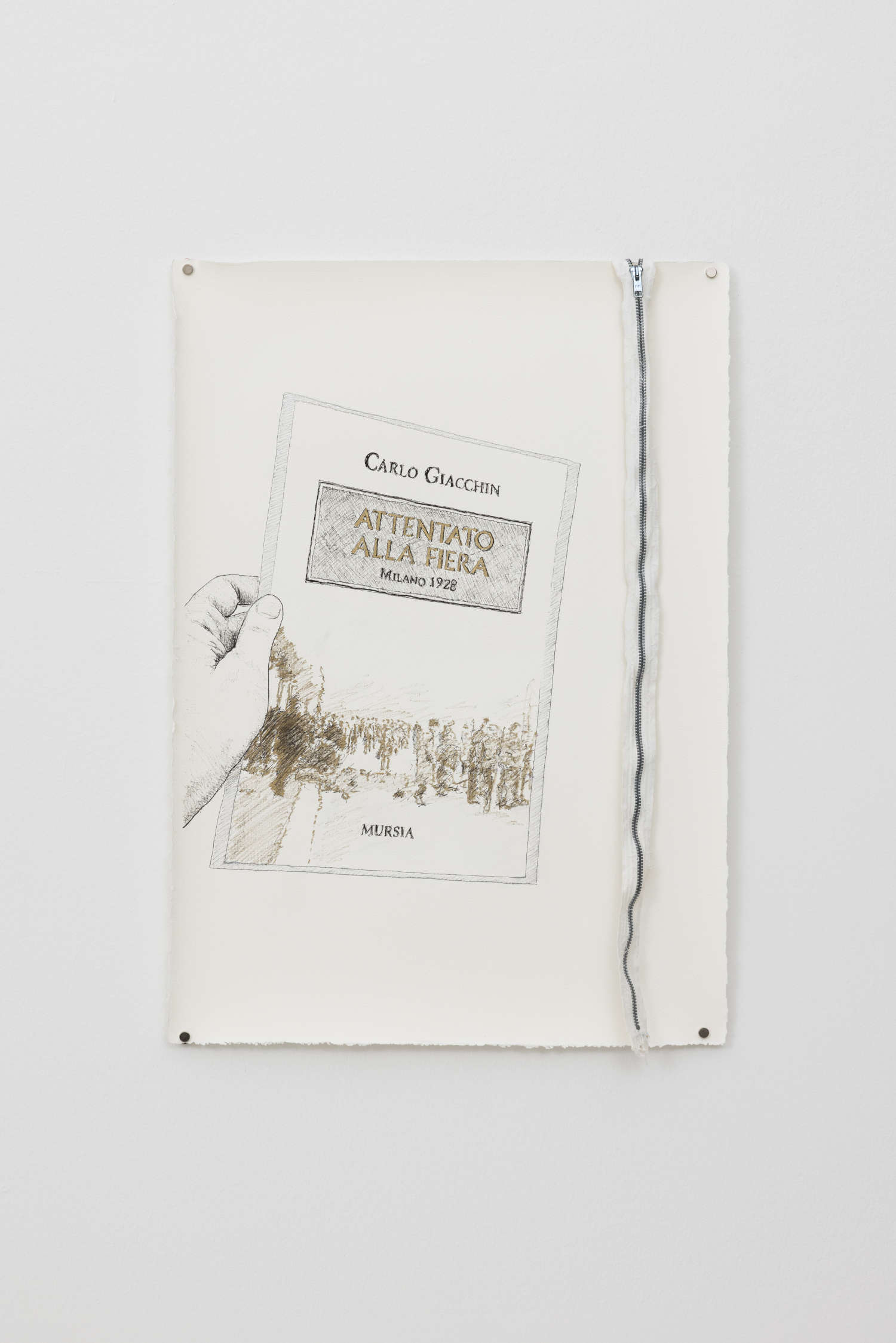 Stefano Arienti, Attentato alla fiera (2025; tecnica mista e chiusura lampo su carta Amatruda). Foto: Gianluca Di Ioia Stefano Arienti, Attentato alla fiera (2025; tecnica mista e chiusura lampo su carta Amatruda). Foto: Gianluca Di Ioia