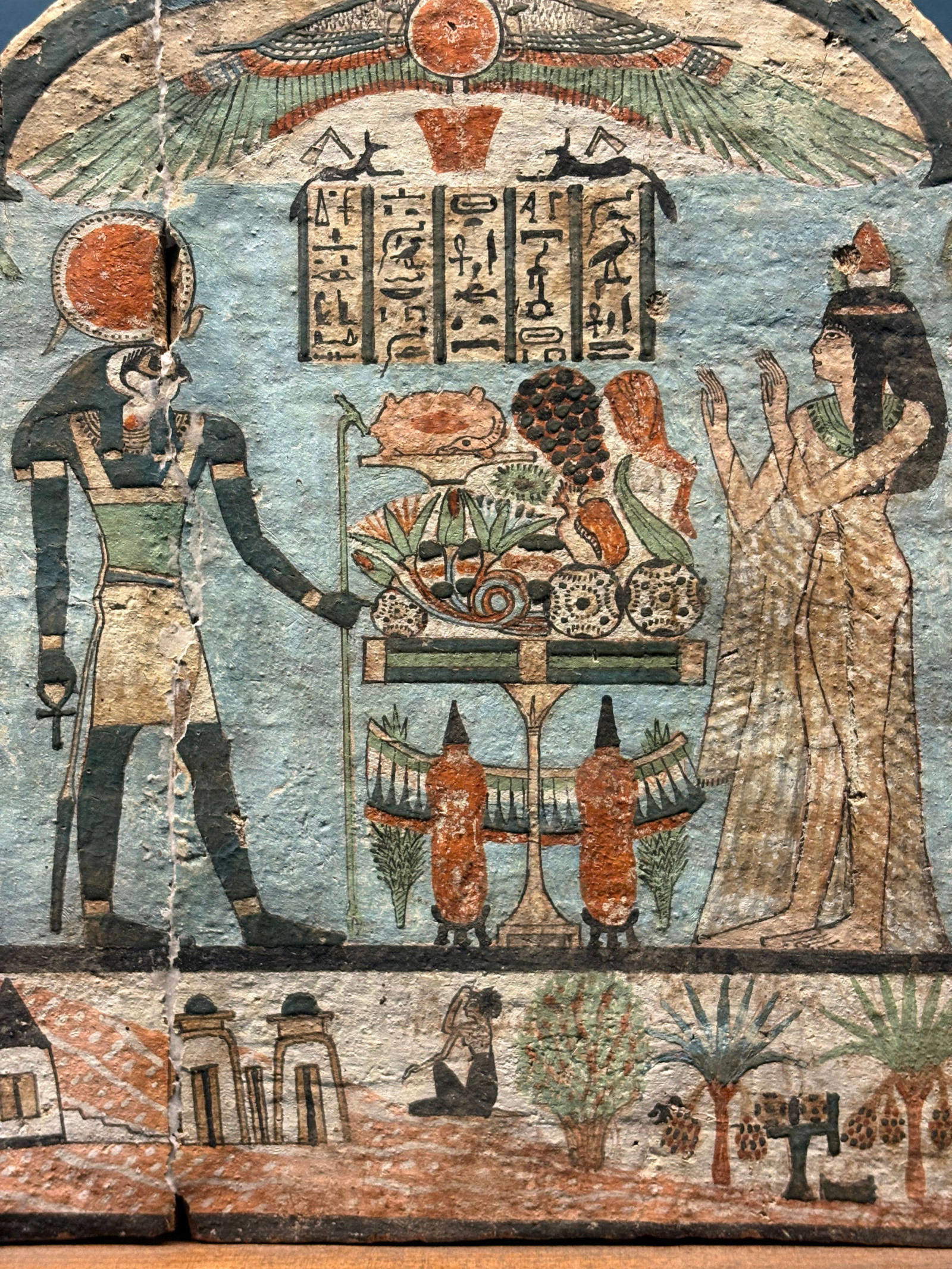 Estela votiva de Djedamunesankh, hija de Djed-djhutj-iuf-ankh (dinastía XXII, Tercer Periodo Intermedio; madera pintada; El Cairo, Museo Egipcio) Foto: Finestre Sull'Arte