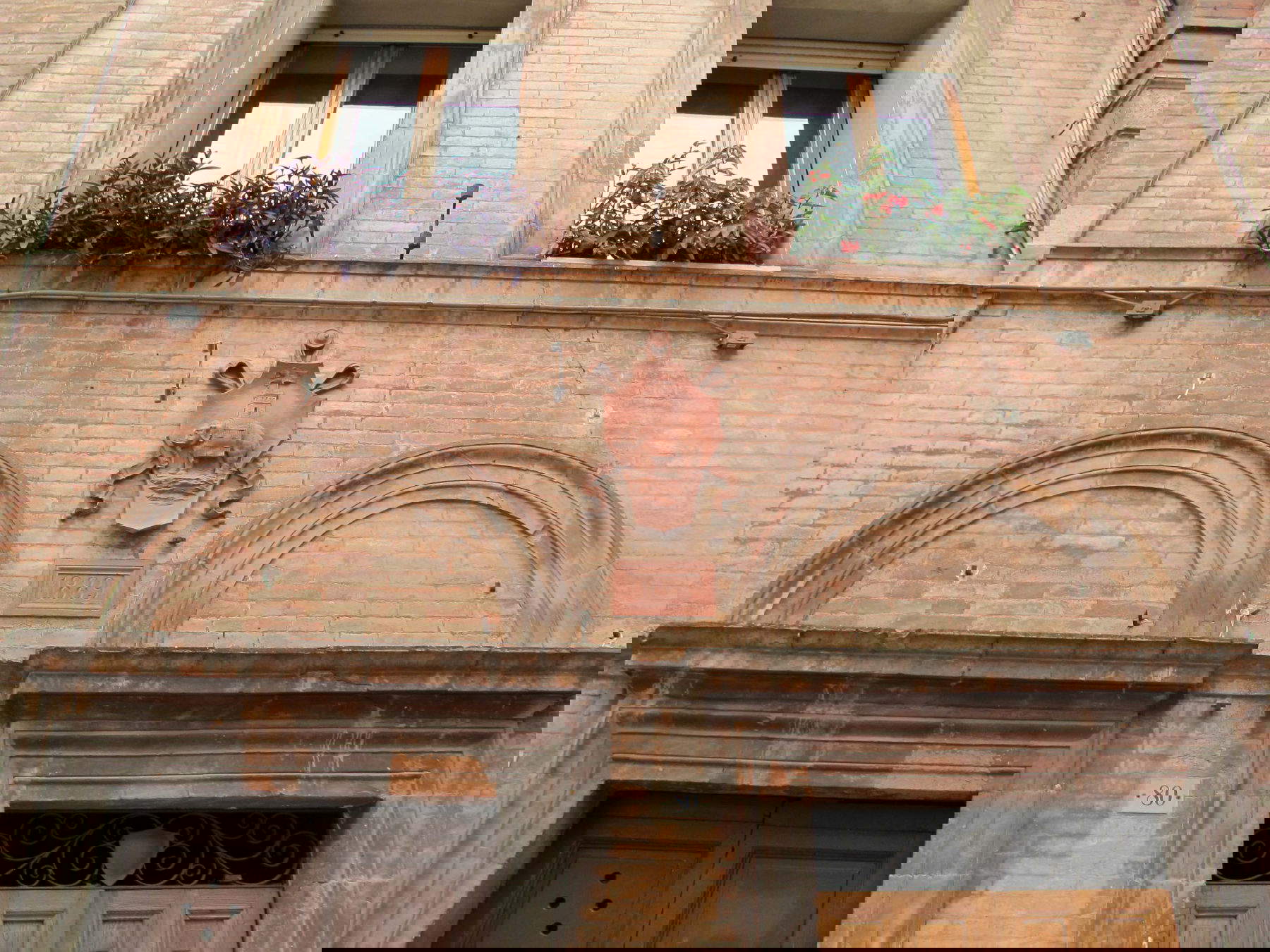 Stemma della Contrada della Torre in via di Salicotto a Siena. Foto: Wikimedia Commons &ndash; Sailko