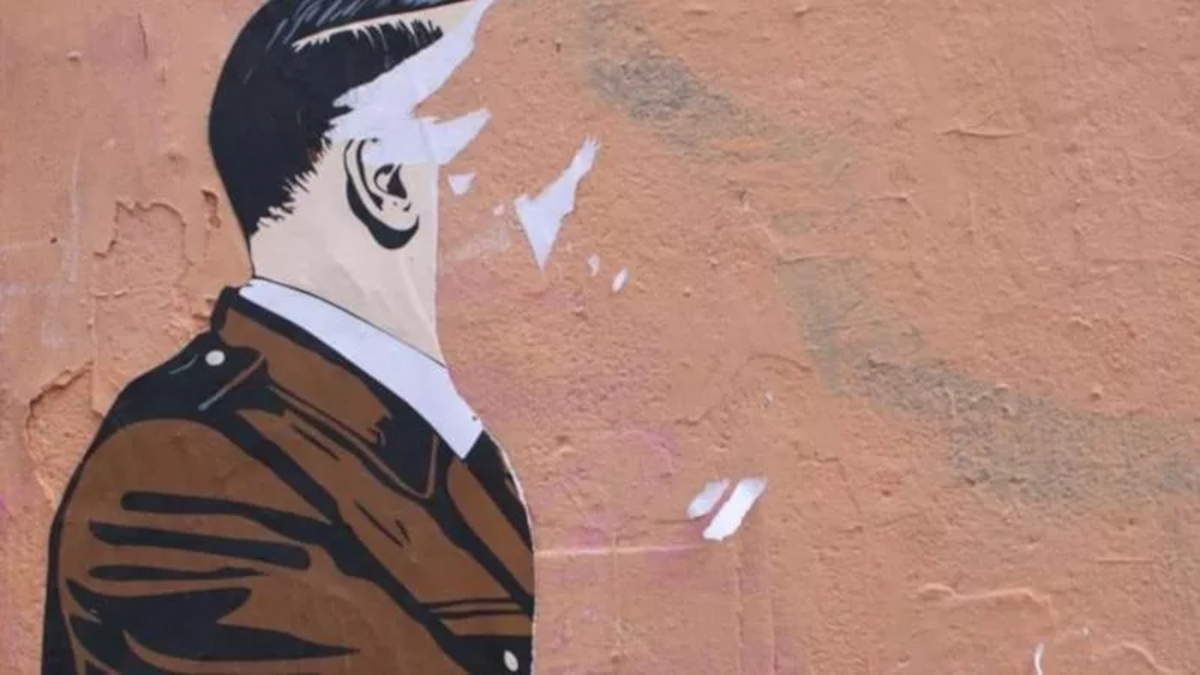 Strappato il murale di Laika con Hitler e Netanyahu