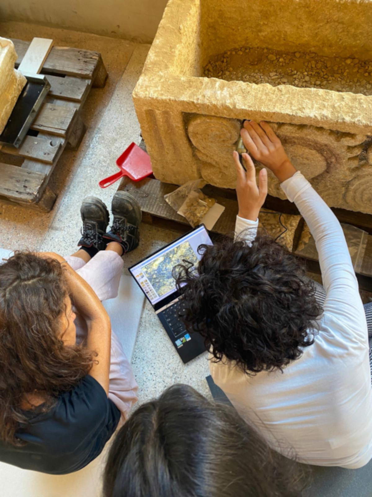 Analyse des traces polychromes