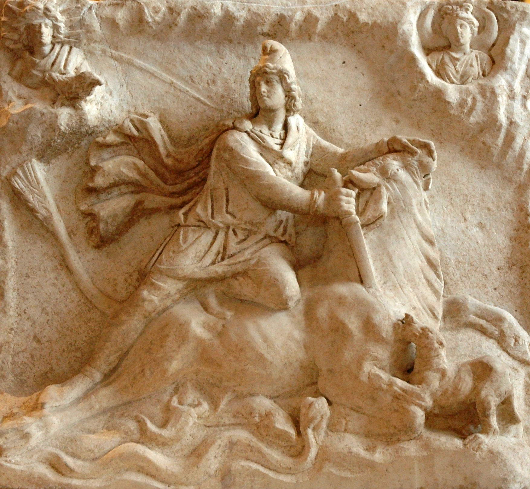 Mitra sacrificando al toro sagrado (siglos II-III; mármol blanco, 62 x 67 x 16 cm; París, Museo del Louvre)