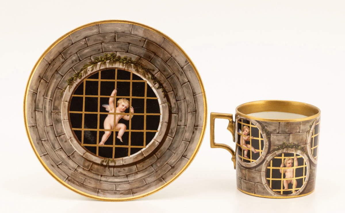 Litronbecher, mit Untertasse, mit geflügelten Putten, die hinter runden, durch ein vergoldetes Gitter verschlossenen Fenstern auf gemauertem Grund gefangen sind (1802; Wien, Kaiserliche Manufaktur)