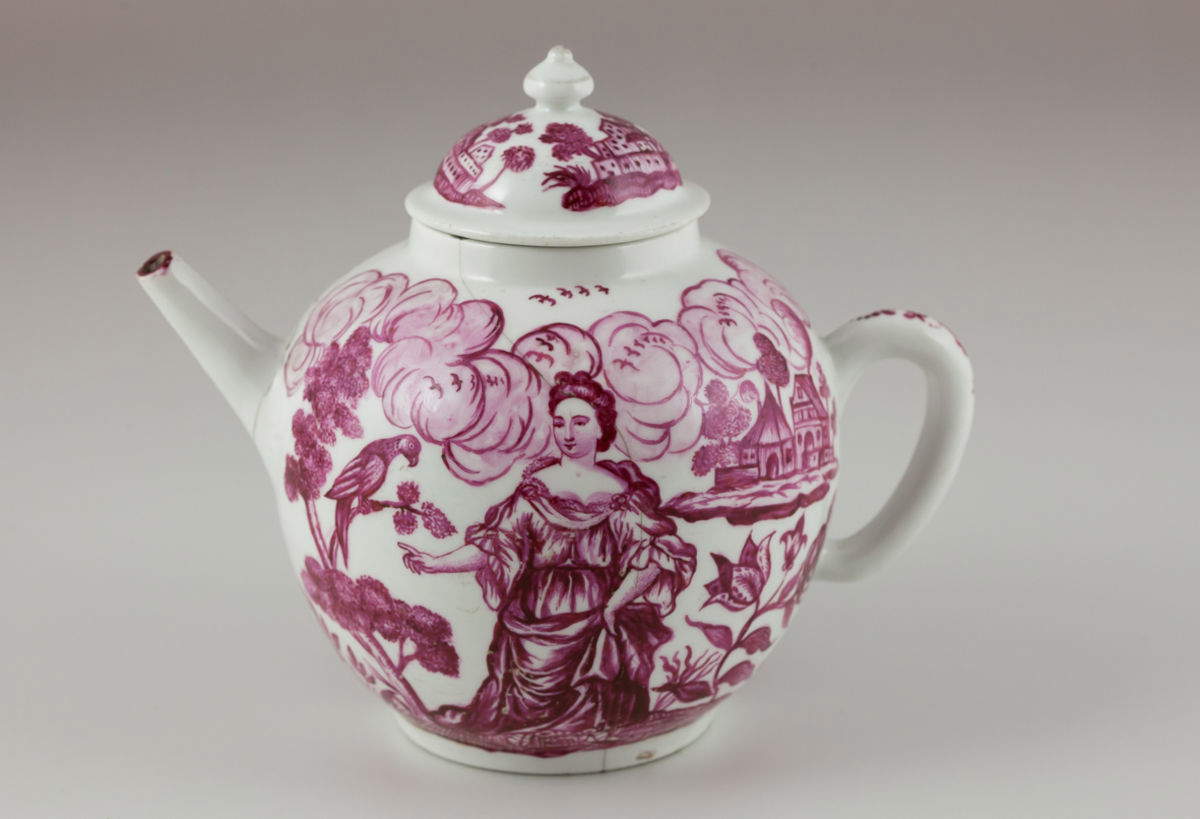 Teekanne mit Damen in einer durchgehenden Landschaft mit Wolken und Architektur in monochromem Purpur (Dekor, das zweifelhaft Ludovico Ortolani zugeschrieben wird) (1720-1724; Venedig, Manifattura Vezzi)