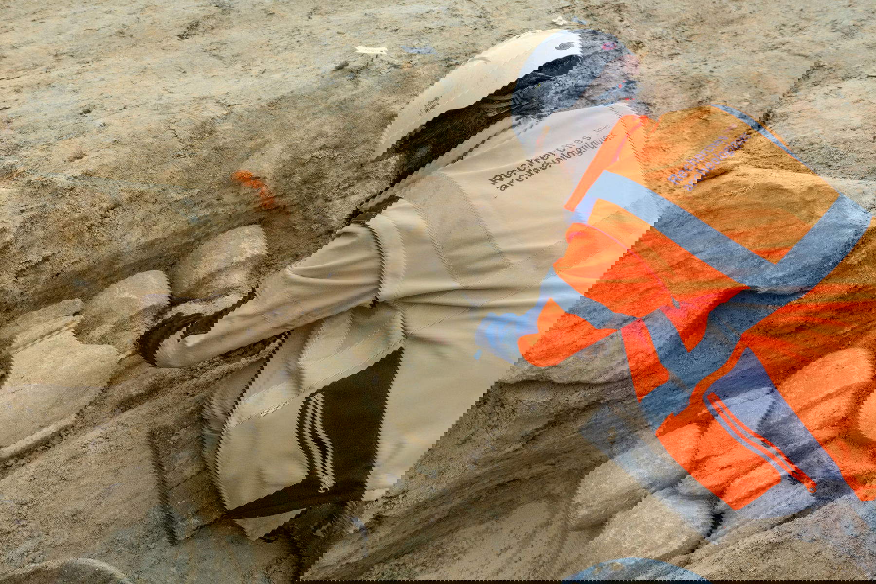 Terrazza nord della Reggia di Versailles. Scavo e smantellamento delle fondamenta riutilizzate di una balaustra del XVII secolo. 2025. Foto: &copy; Hamid&nbsp;Azmoun/Inrap