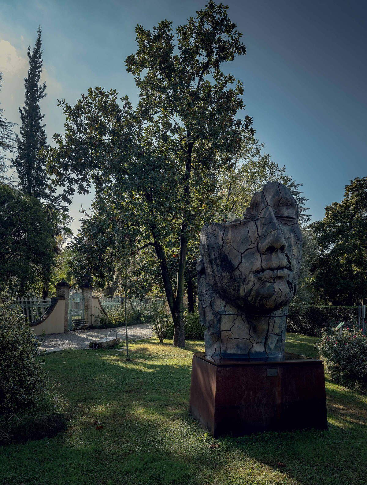 Igor Mitoraj, Teseo Screpolato &copy; Andrea Garuti