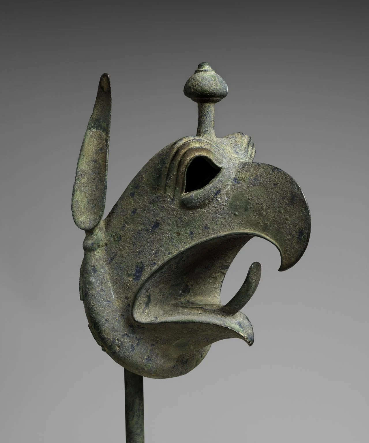 Arte griego, Cabeza de grifo (siglo VII a.C.; bronce, altura 25,8 cm; Nueva York, Museo Metropolitano de Arte) Arte griego, Cabeza de grifo (siglo VII a.C.; bronce, altura 25,8 cm; Nueva York, Museo Metropolitano de Arte)
