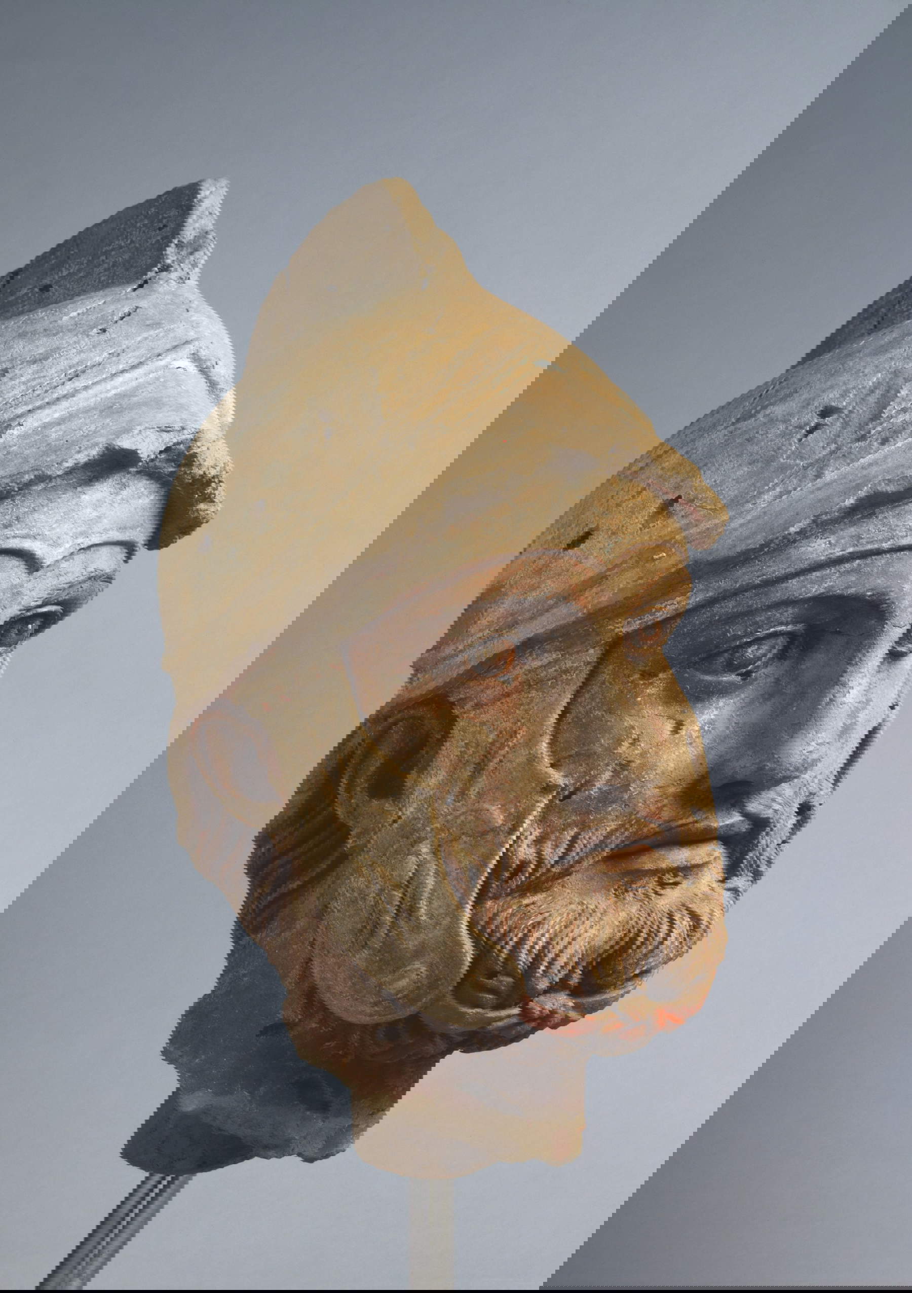 Cabeza masculina (siglo I a.C. - Siglo I d.C.; Museo Estatal del Centro Cultural Estatal de Turkmenistán)