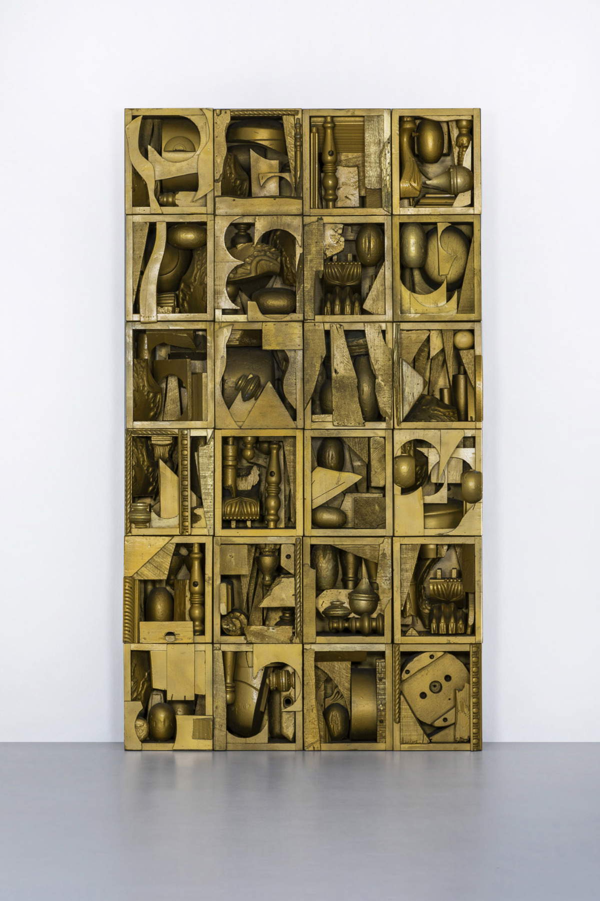 Louise Nevelson, The Golden Pearl (1962; legno dipinto d'oro)