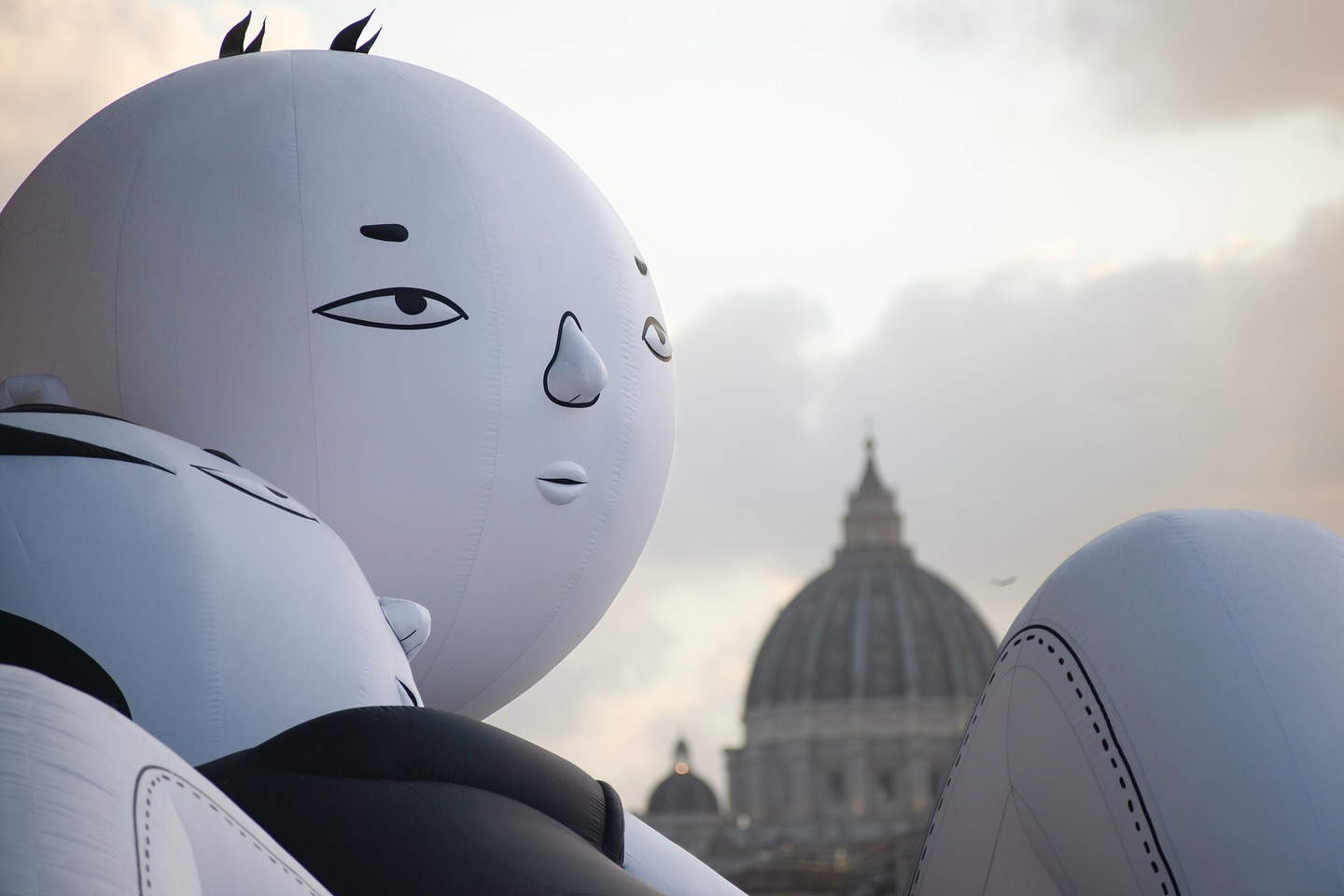 Roma, en el Tíber la primera obra hinchable del artista callejero Millo: dos figuras gigantes en un abrazo