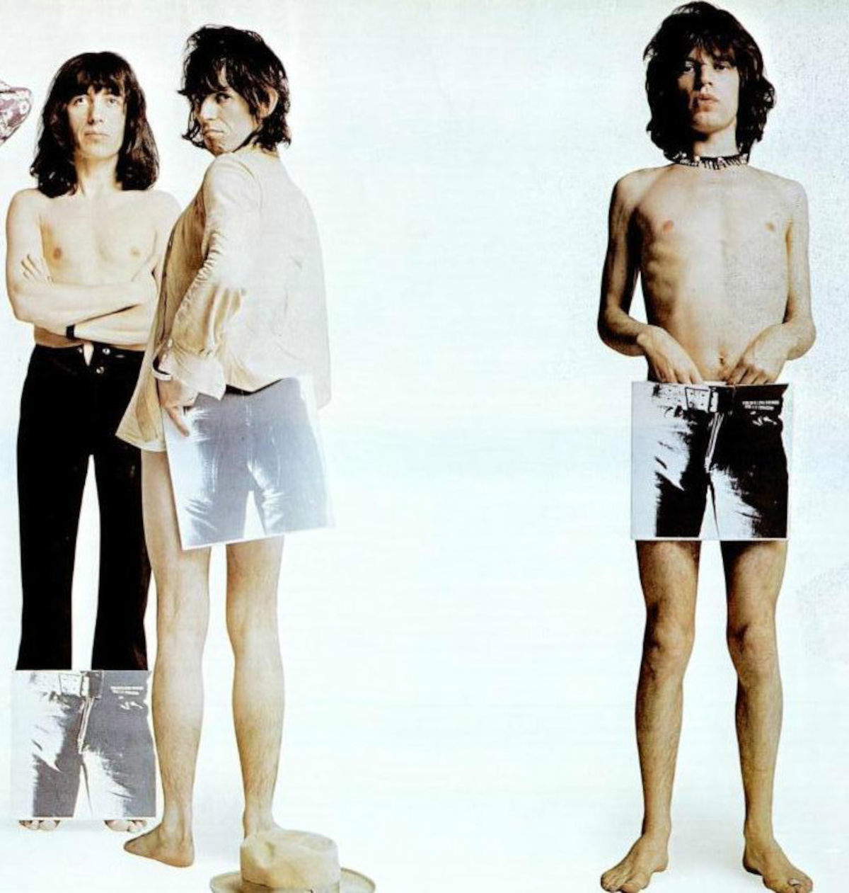 The Rolling Stones, Un gruppo di giovani uomini in piedi uno accanto all'altro. Foto da una pubblicit&agrave; commerciale per promuovere l&rsquo;album Sticky Fingers (1971). Foto: Wikimedia Commons