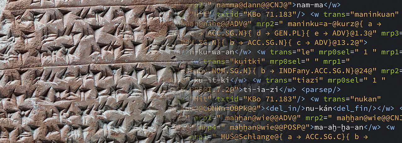 Von der Keilschrift zum Code: Ausschnitt aus einem hethitischen Keilschrifttext, gefunden in Boğazköy-Hattuša im Jahr 2024 (Foto und XML-Text). Bild: Daniel Schwemer / Universität Würzburg