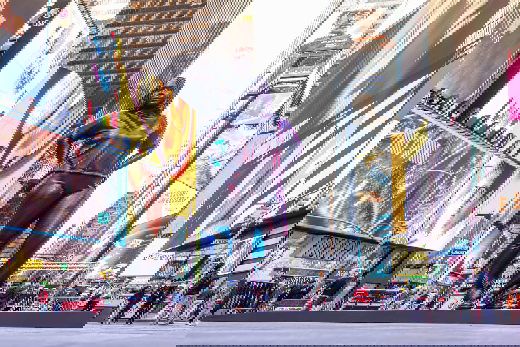 De Florence à New York, Thomas J. Price débarque à Times Square avec une nouvelle statue