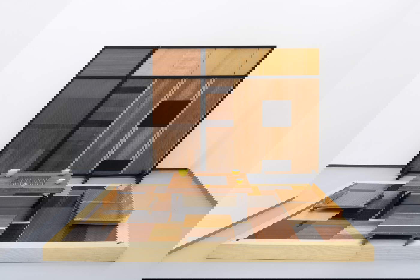 Tobias Rehberger, Kotatsu (J. Stempel) (2001; madera, hierro, páginas de periódico, porcelana, dimensiones totales 50 x 90 x 200 cm, dimensiones de la pantalla 225 x 290 x 8 cm; Turín, GAM - Galleria Civica d'Arte Moderna e Contemporanea). Fotografía de Studio fotografico Gonella