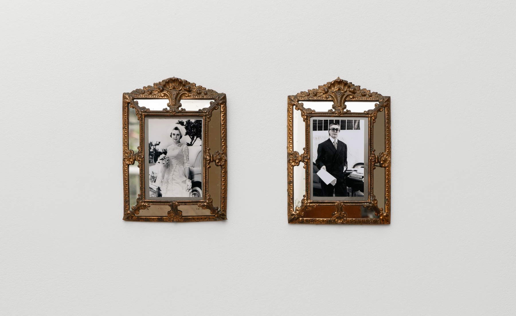 Tomaso Binga et Bianca Menna. Les mariées d'aujourd'hui (1977). Avec l'aimable autorisation de Tomaso Binga, Tomaso Binga Archive et Galleria Tiziana Di Caro. Tomaso Binga et Bianca Menna. Les mariées d'aujourd'hui (1977). Avec l'aimable autorisation de Tomaso Binga, Tomaso Binga Archive et Galleria Tiziana Di Caro.