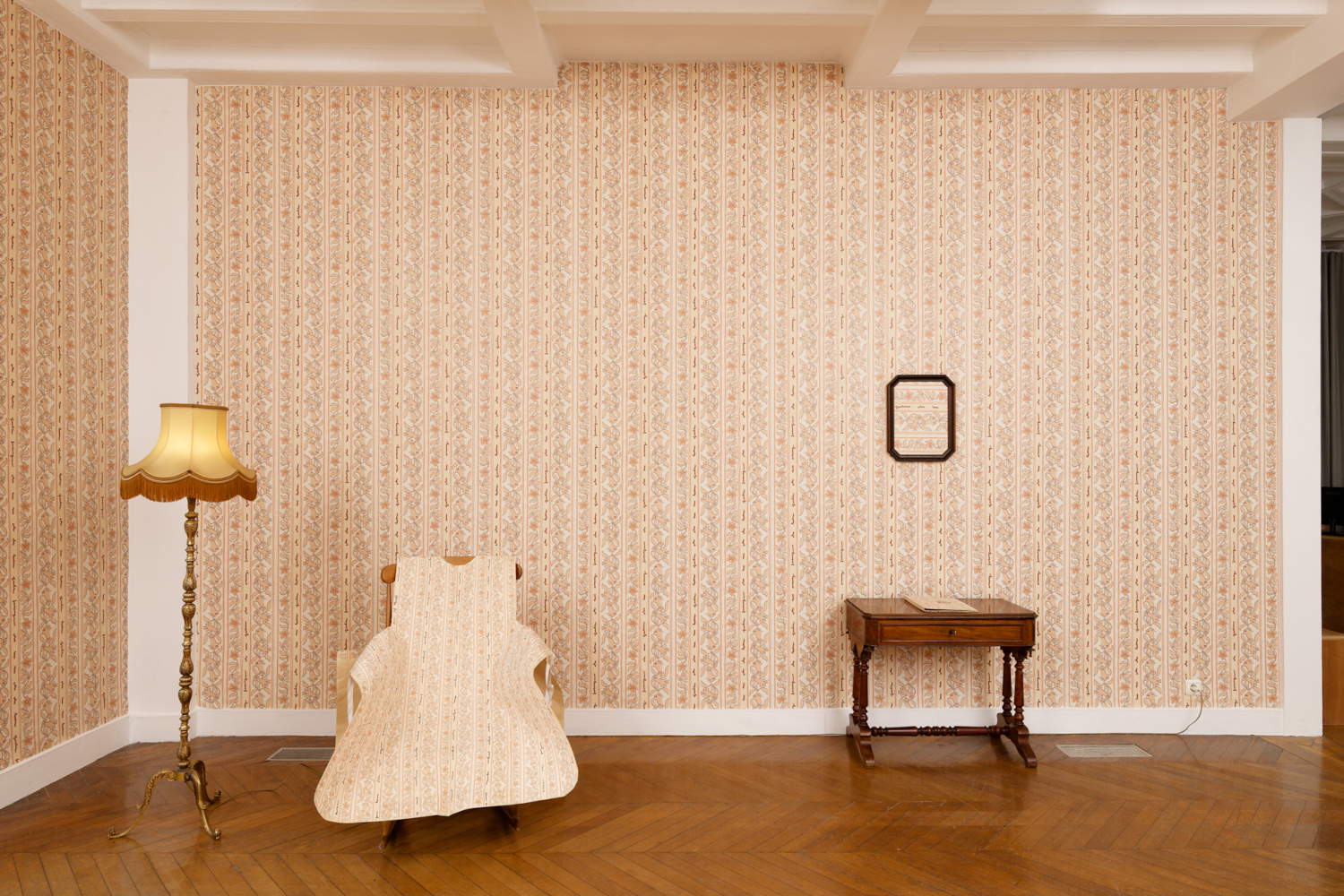 Blick auf die von Marc Bembekoff kuratierte Ausstellung Tomaso Binga - Corps-po&eacute;sie in La Galerie in Noisy-Le-Sec, Frankreich