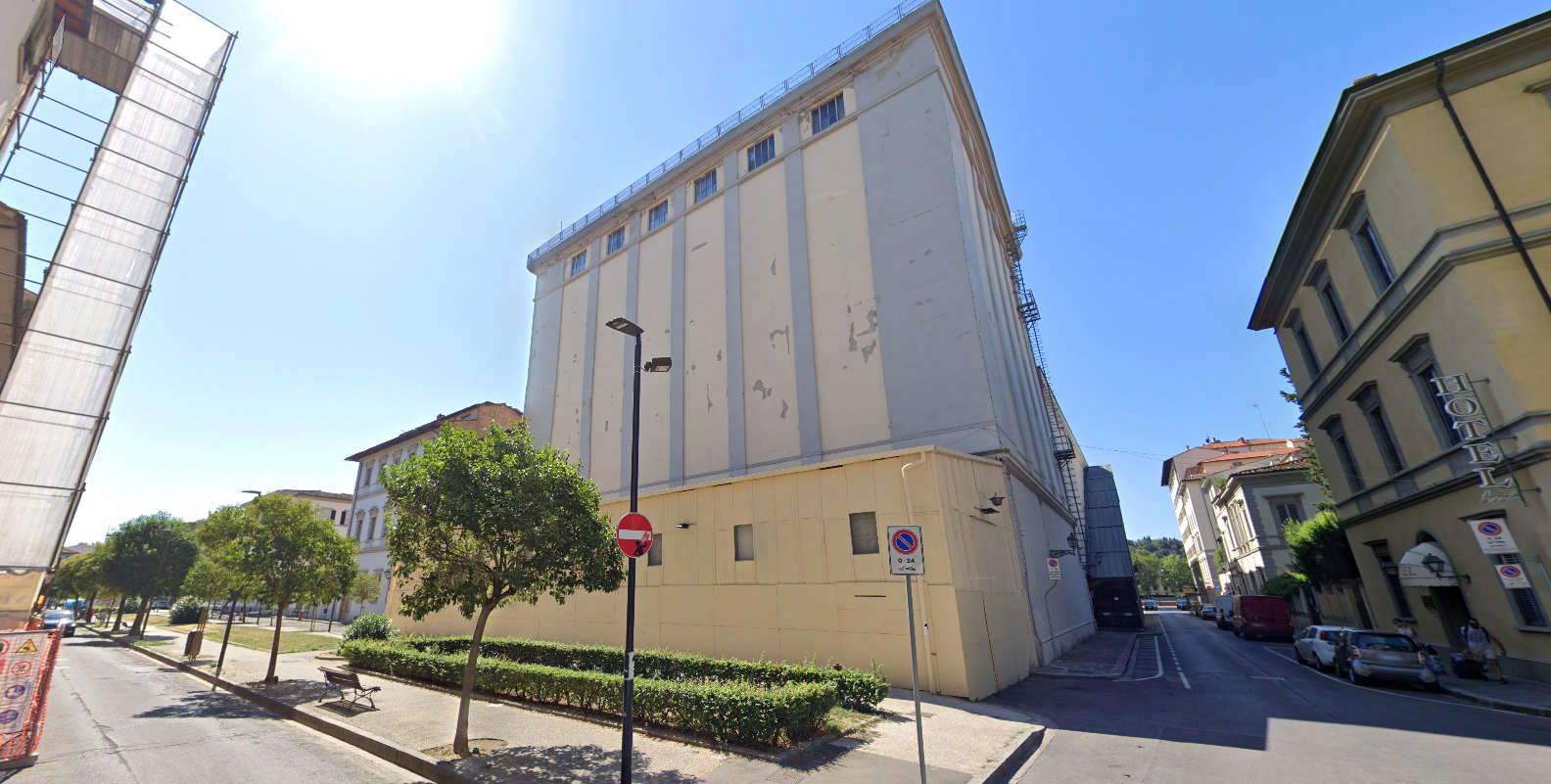 La torre scenica come si presentava nel 2015. Foto: Google Maps La torre scenica come si presentava nel 2015. Foto: Google Maps