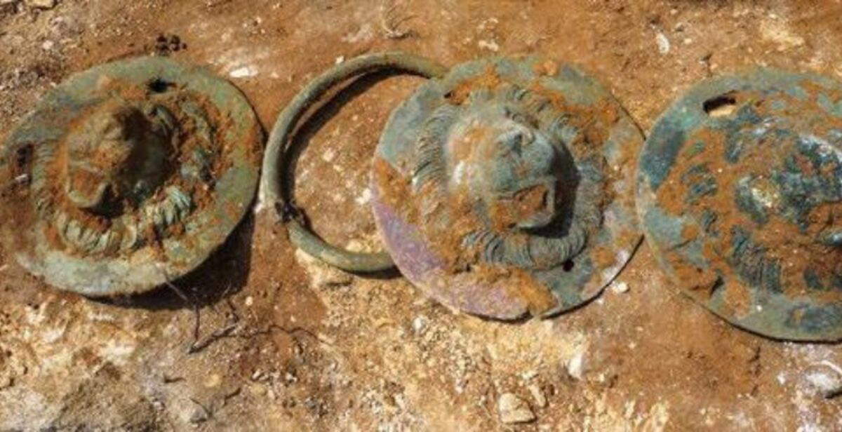 Israel, Entdeckung von vier Bronzescheiben mit Löwenkopf in der Stätte Khirbat Ibreika