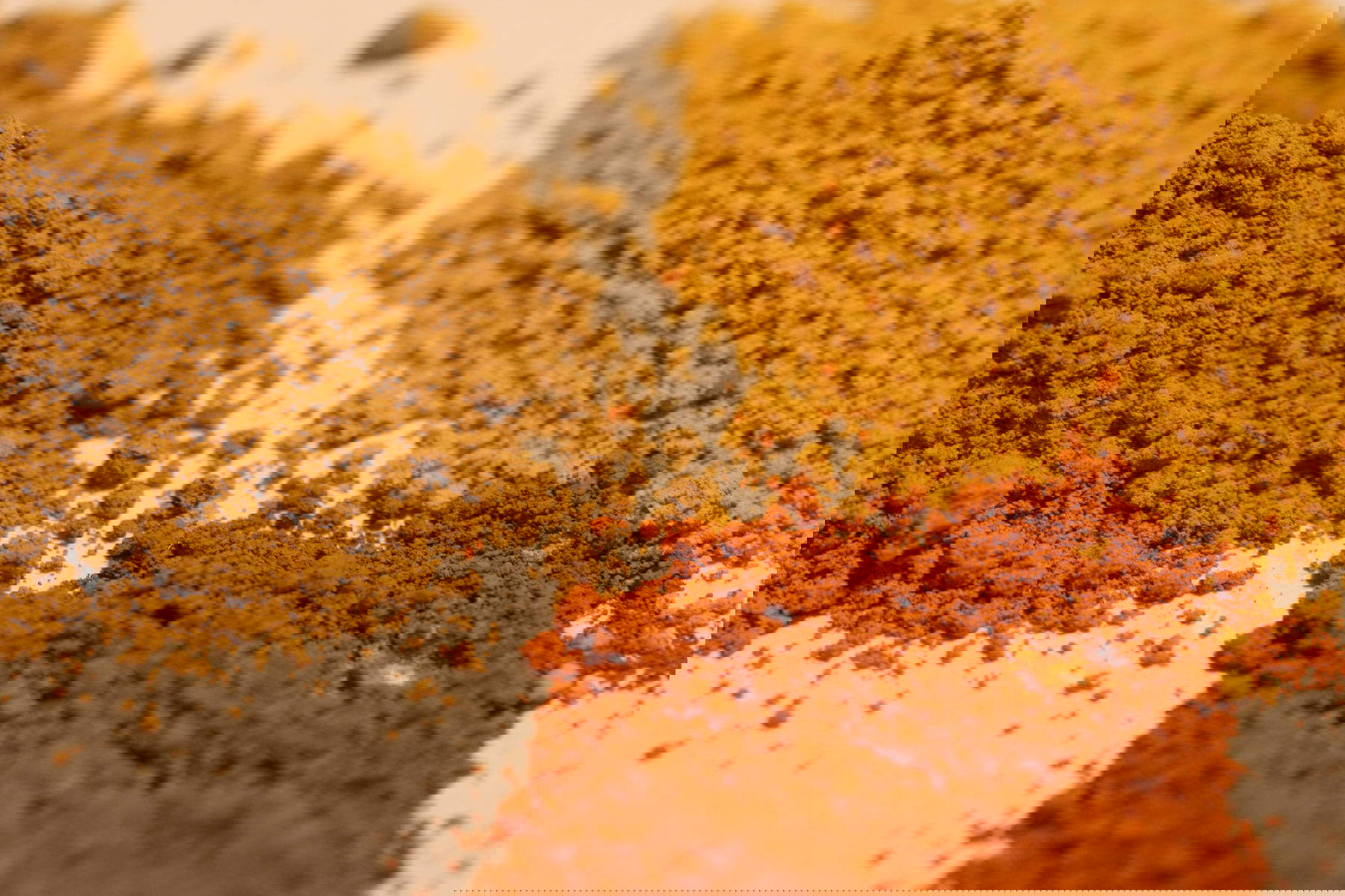 Drei verschiedene Ockerpigmente. Foto: Wikimedia Commons - Marco Almbauer