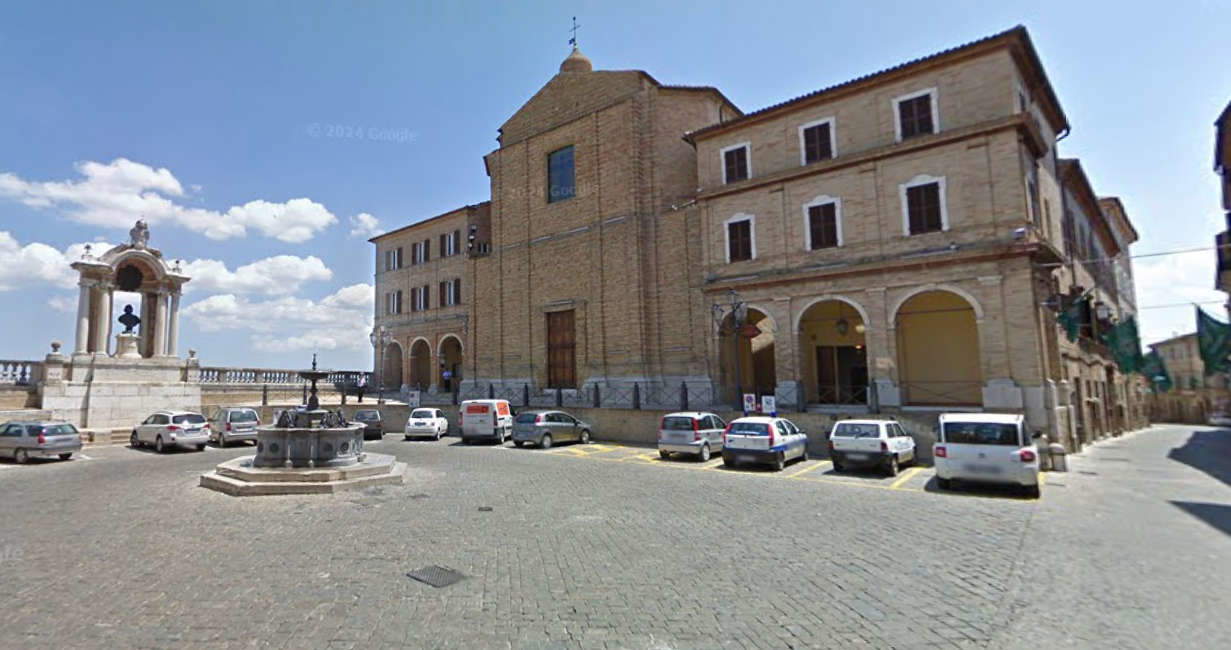 Reality: Piazza della Repubblica, Treia (Macerata) Reality: Piazza della Repubblica, Treia (Macerata)