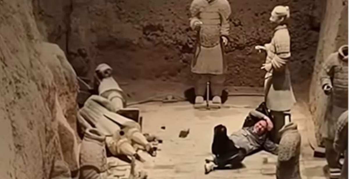 China, tourist throws himself on Xi'an Terracotta Army warriors and damages two of them