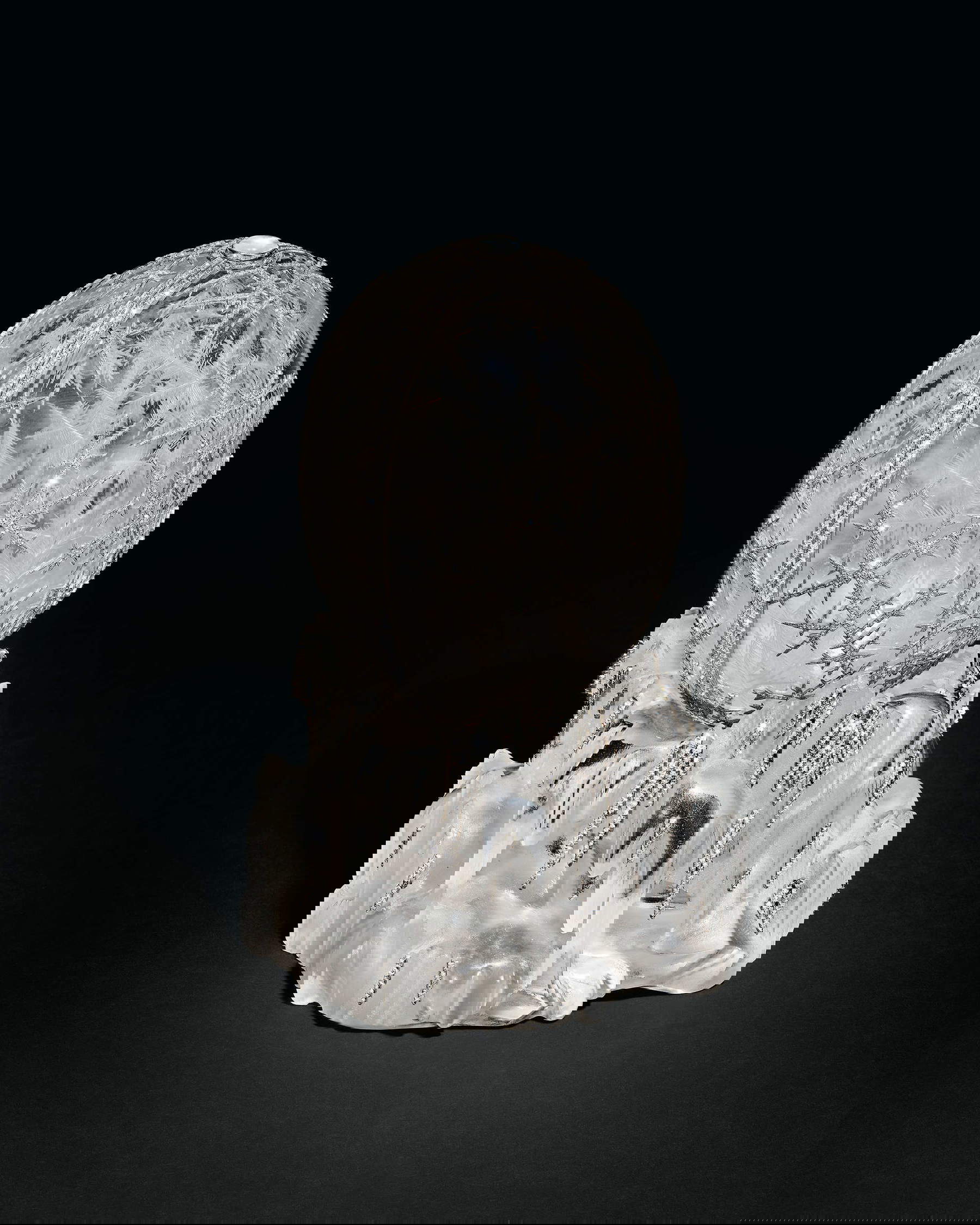 Albert Holmstr&ouml;m (d'après un dessin d'Alma Theresa Pihl), Œuf d'hiver (1913 ; cristal de roche, platine, diamants roses, pierre de lune, quartz blanc, néphrite, 14,2 x 8,2 cm)