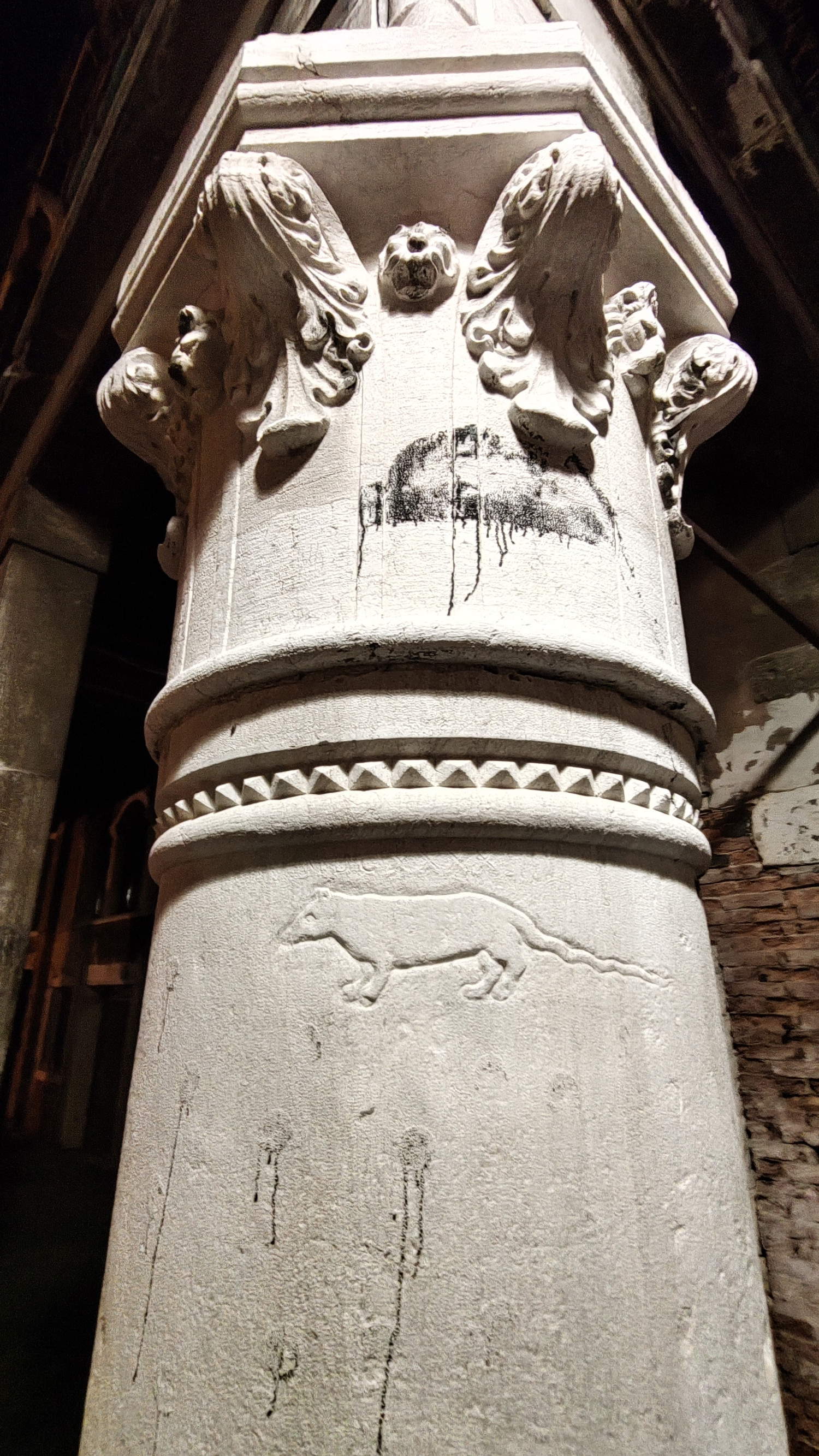 Grande pantegana incisa su una colonna al vecchio traghetto di San Felice lungo il&nbsp;Canal&nbsp;Grande &copy;SIMONE PADOVANI