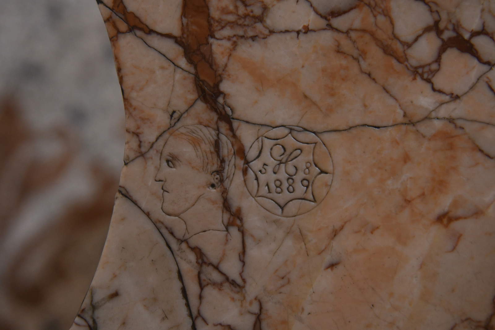 Volto inciso 1889 su marmo di Palazzo Balbi, ora sede della Giunta regionale del Veneto &copy;SIMONE PADOVANI