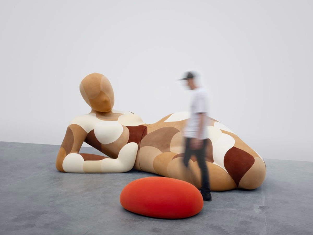 Urs Fischer, Body (2025; schiuma di poliuretano e floccato, in 3 parti, dimensioni complessive variabili) © Urs Fischer