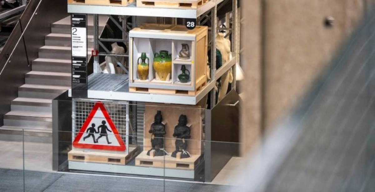 Ouverture du V&A East Storehouse à Londres, un musée-dépôt qui expose plus d'un demi-million d'œuvres.