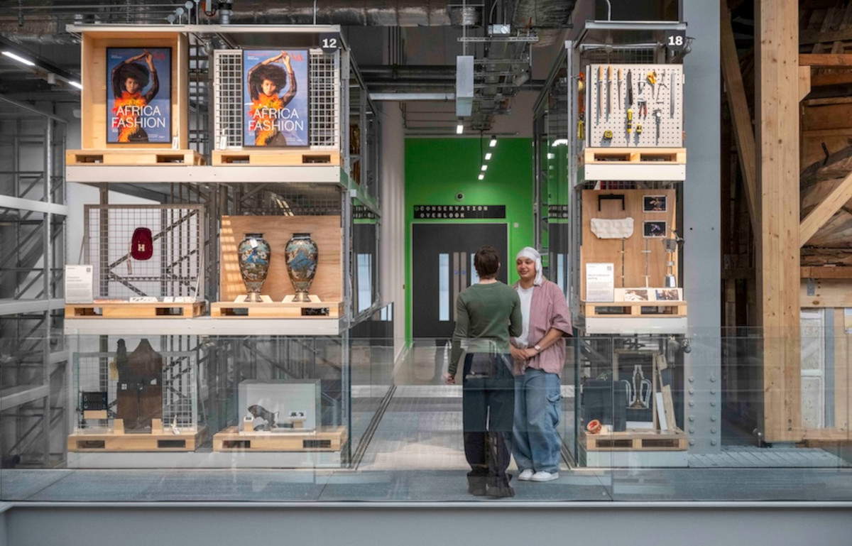 V&amp;A East Storehouse, Zwei Personen neben den Regalen in einem Bereich des Ausstellungsraums (Stuart C. Wilson/Getty Images)