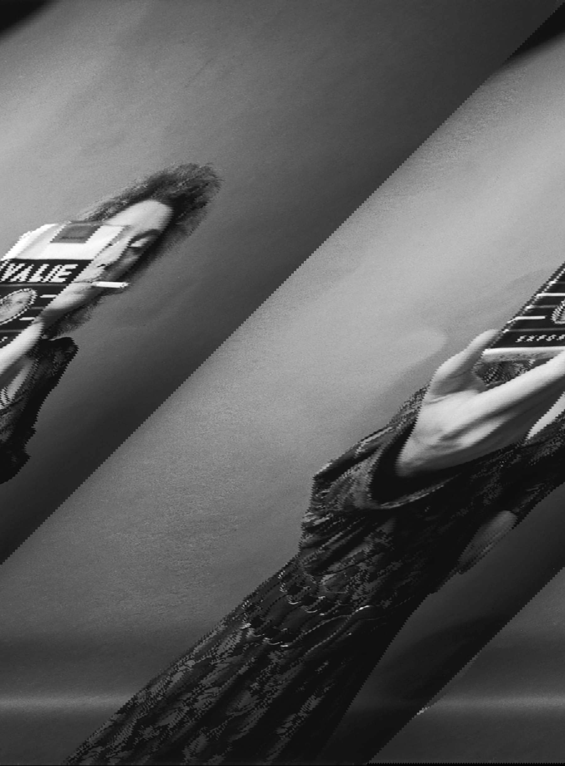 VALIE EXPORT, VALIE EXPORT-SMART EXPORT (1967/70; Fotografie, 72 &times;45 cm) &copy; VALIE EXPORT / SIAE 2025. Mit Genehmigung von Thaddaeus Ropac Gallery, London, Paris, Salzburg, Mailand, Seoul