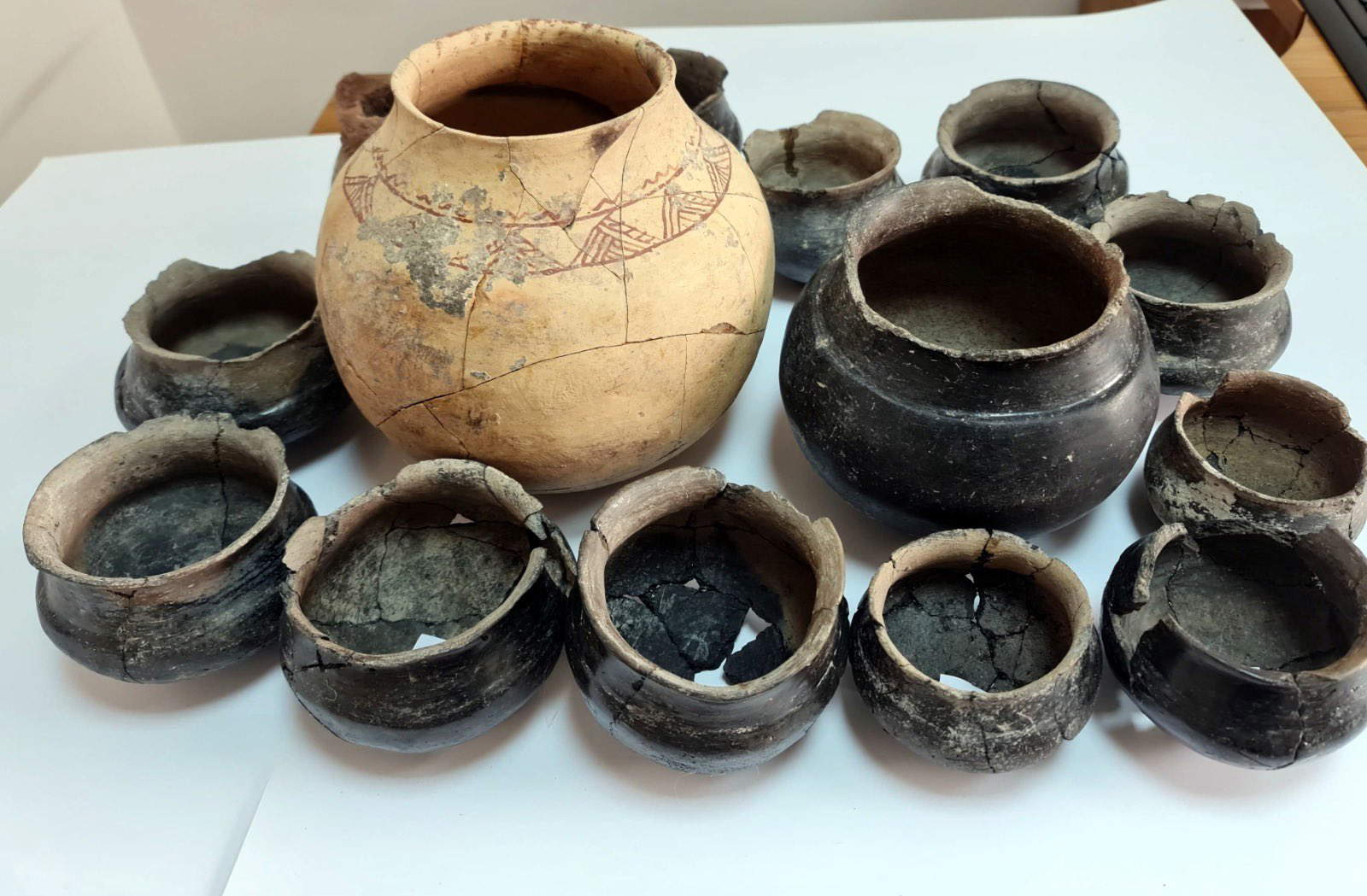 Vasijas de cerámica Karaz halladas en Tadım Kalesi y Tadım Höyüğü.