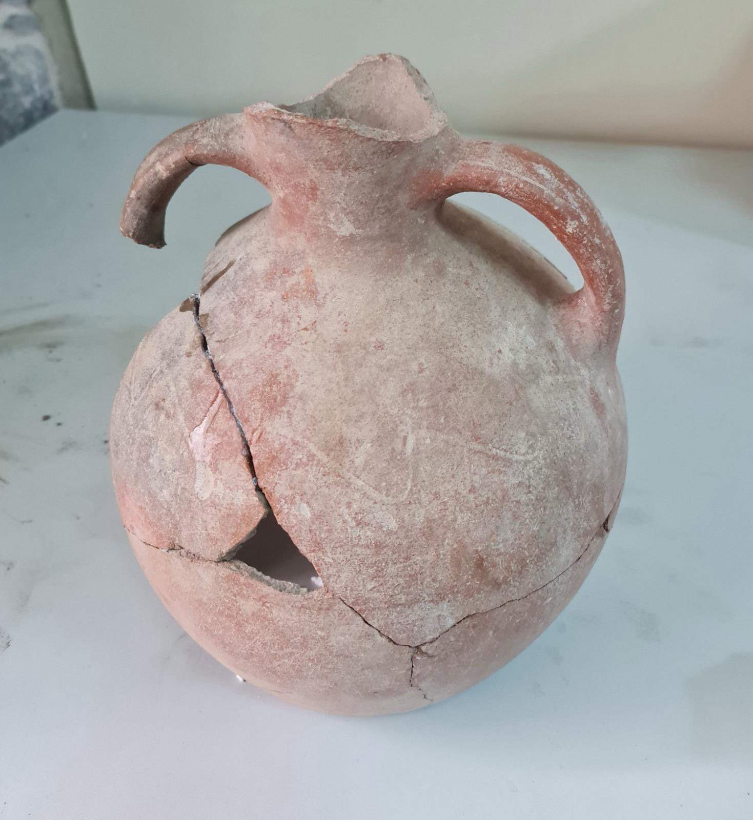 Vasijas de cerámica Karaz halladas en Tadım Kalesi y Tadım Höyüğü.