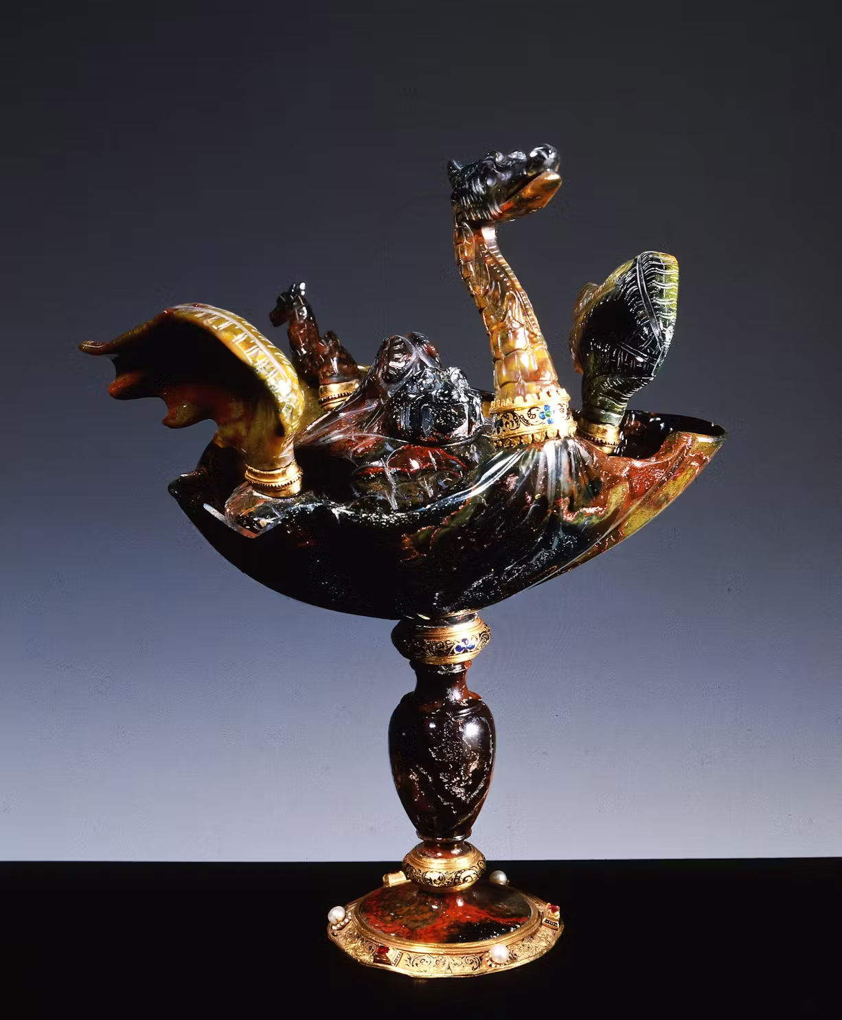 Bottega dei Saracchi, Vase with Lid in the Form of a Dragon (Last quarter of the 16th century; Graubünden jasper, cast, engraved and enameled gold, pearls and rubies; 21 x 14, 5 cm; Florence, Palazzo Pitti, inv. Gemme 1921, no. 493) Photo: Uffizi