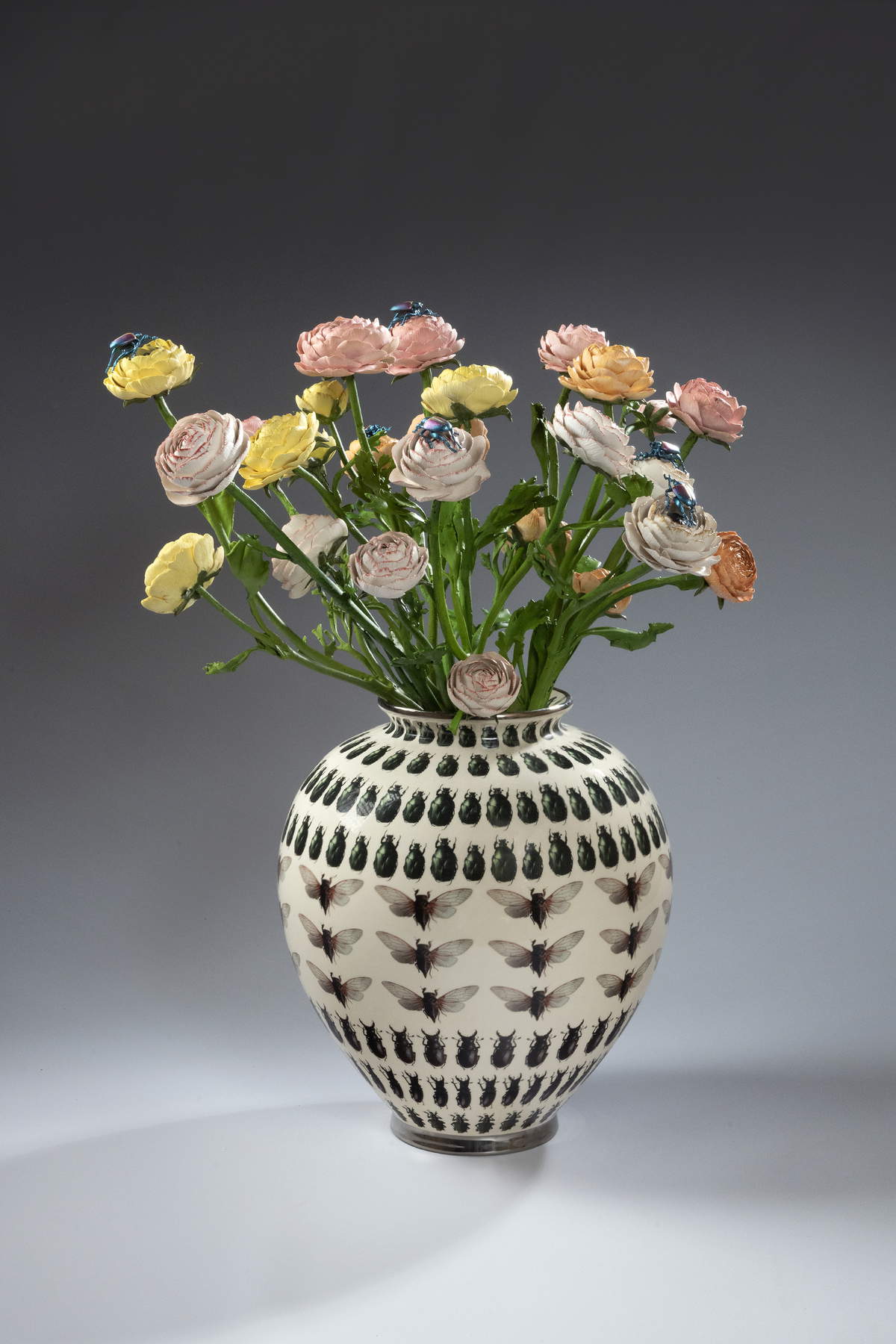Vase à fleurs (2023 ; céramique polychrome, 61 x 47 x 42 cm). Avec l'aimable autorisation de l'artiste. Photo : Nazario Spadoni