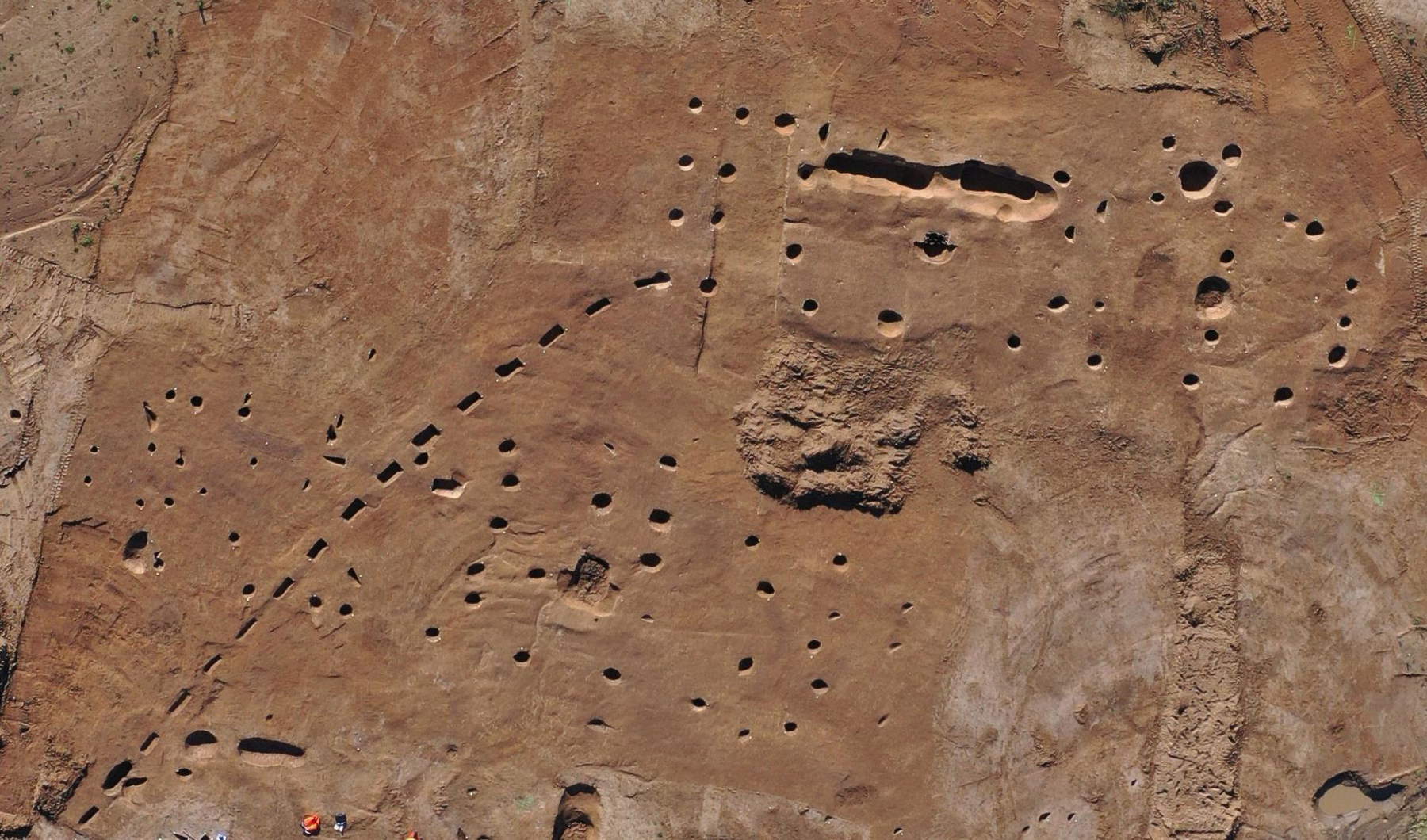 Aerial view of the two elongated buildings. Photo: © Fredéric Audouit, Inrap