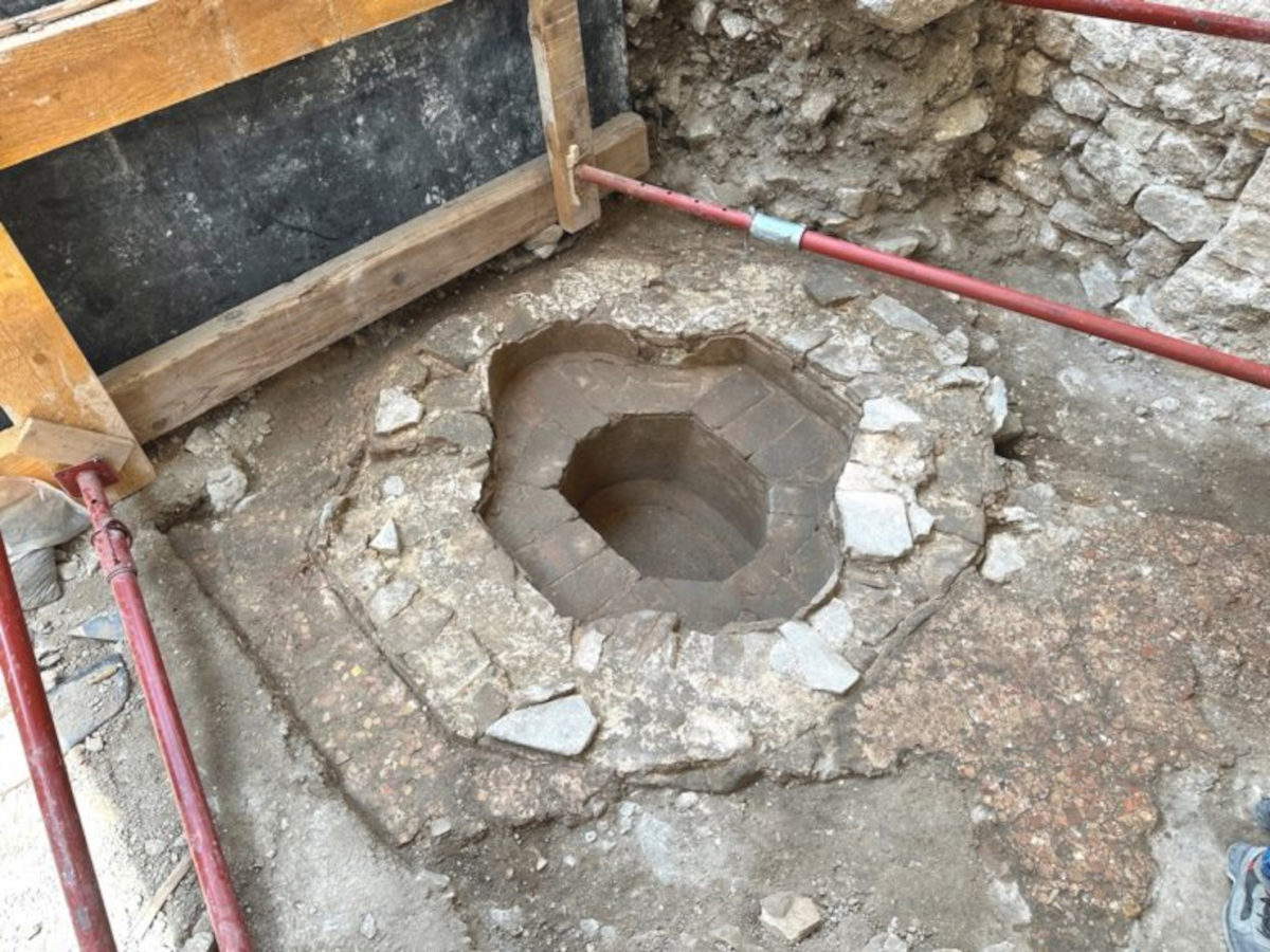 Baptisterio paleocristiano descubierto en Vence. Fotos: Coro y absidiola de la antigua catedral de Vence / Baptisterio de la antigua catedral de Vence (&copy; F. Blanc Garidel, Servicio de Arqueología de Niza Costa Azul)