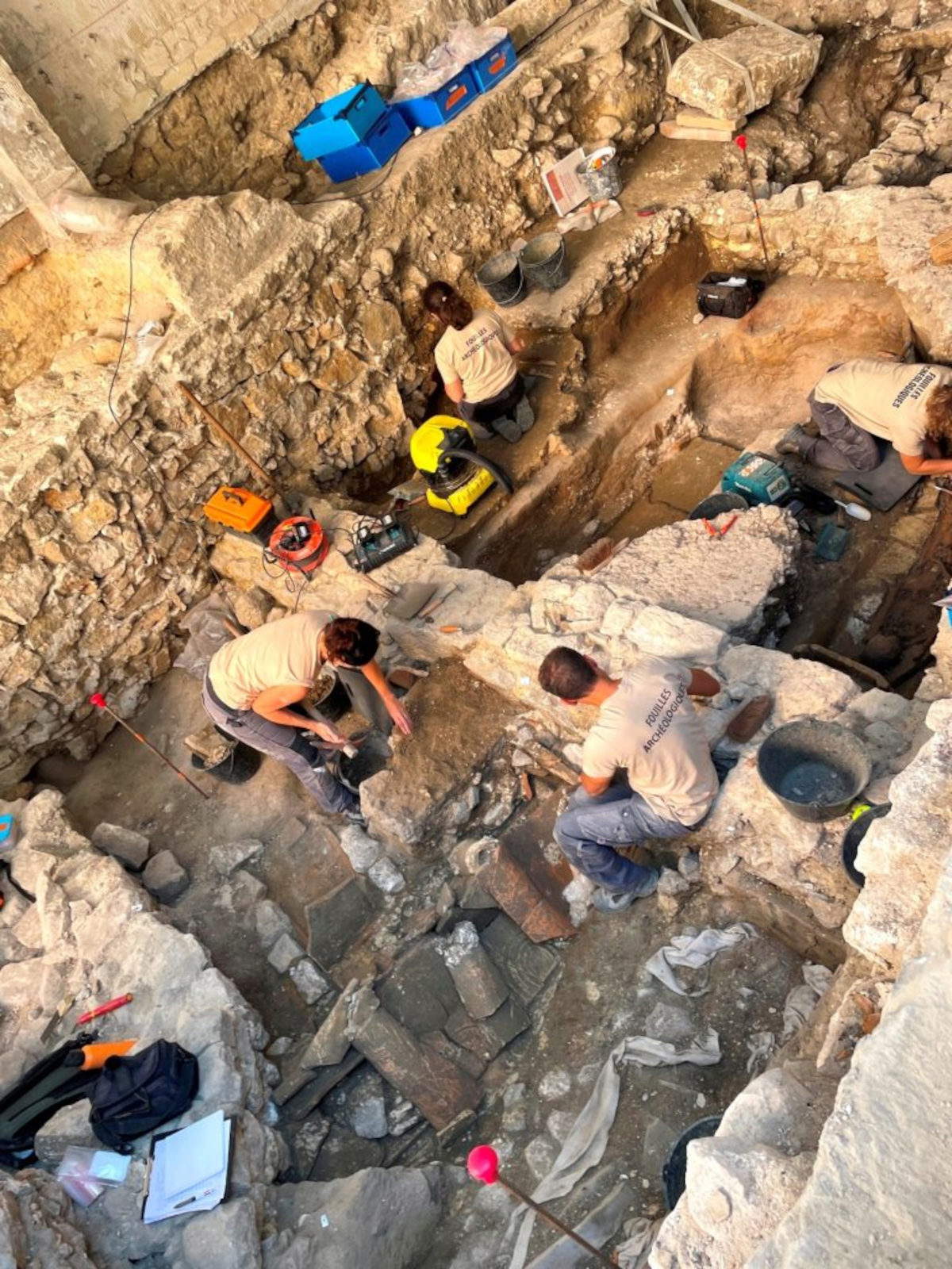 Baptisterio paleocristiano descubierto en Vence. Fotos: Coro y absidiola de la antigua catedral de Vence / Baptisterio de la antigua catedral de Vence (&copy; F. Blanc Garidel, Servicio de Arqueología de Niza Costa Azul)