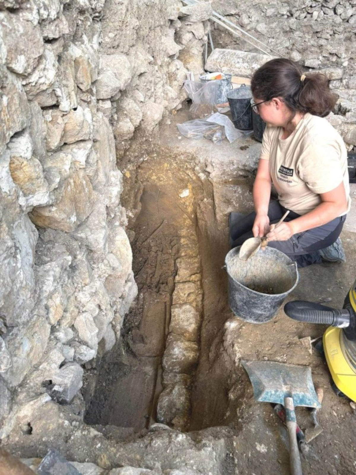 Baptisterio paleocristiano descubierto en Vence. Fotos: Coro y absidiola de la antigua catedral de Vence / Baptisterio de la antigua catedral de Vence (&copy; F. Blanc Garidel, Servicio de Arqueología de Niza Costa Azul)
