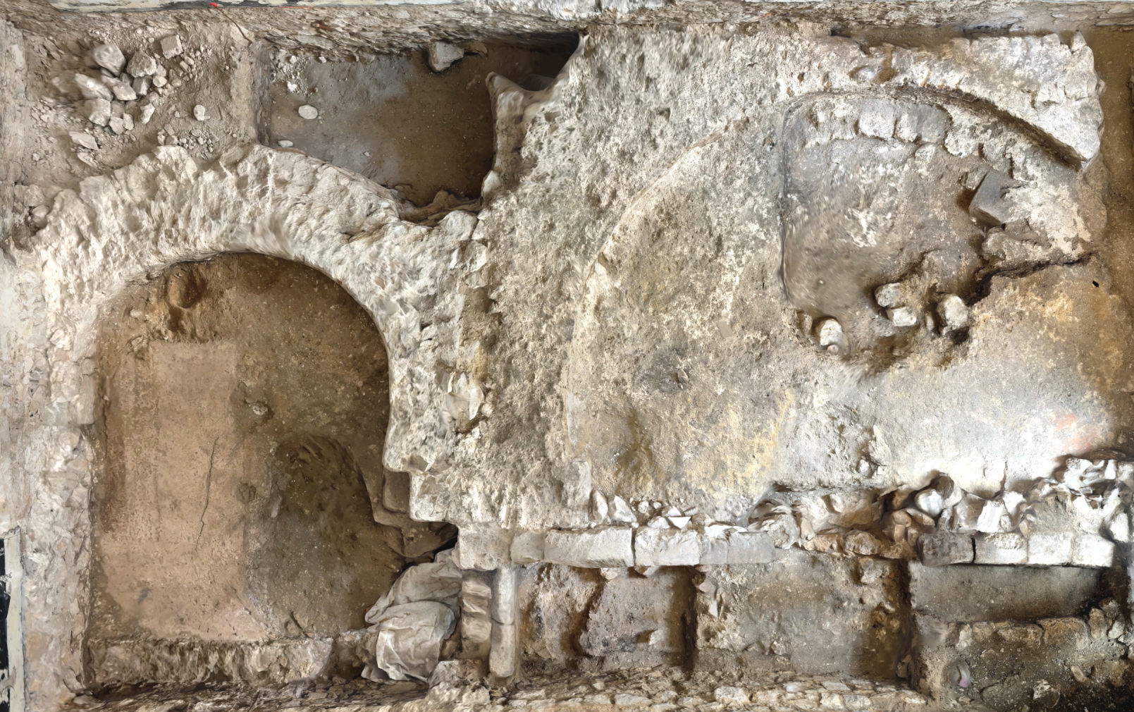Baptisterio paleocristiano descubierto en Vence. Fotos: Coro y absidiola de la antigua catedral de Vence / Baptisterio de la antigua catedral de Vence (&copy; F. Blanc Garidel, Servicio de Arqueología de Niza Costa Azul)