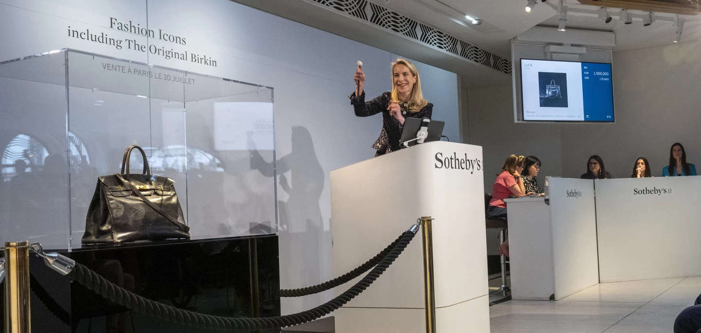 Le Birkin original a été vendu à Sotheby's pour 10 millions de dollars, ce qui en fait le sac à main le plus cher de tous les temps.