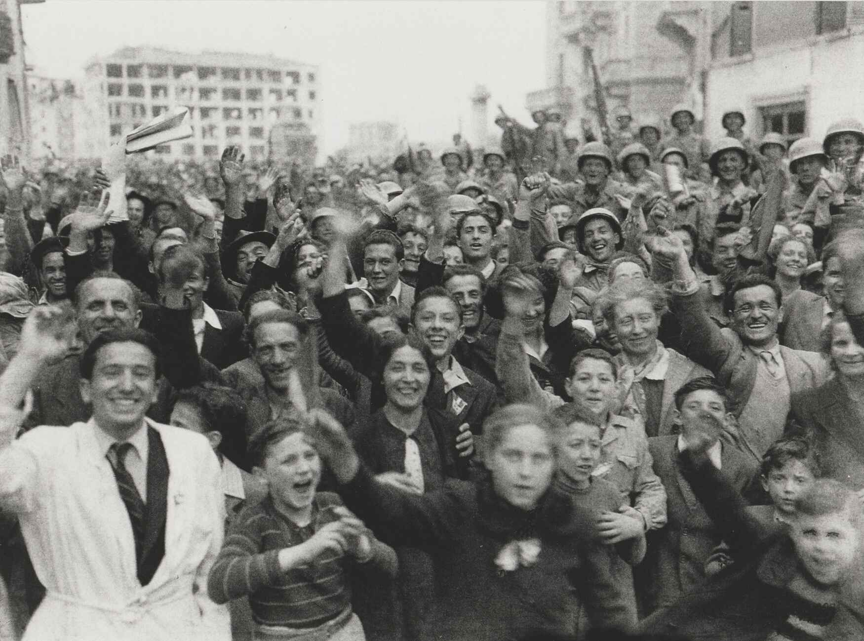 “La voce che la guerra è finita, Hitler morto e la Germania capitolata, e questo è Verona”, Verona, via Diaz, 26 aprile 1945 (1945; Fotografia; Stati Uniti, National Archives).Su concessione della Fondazione Fioroni, Legnago.