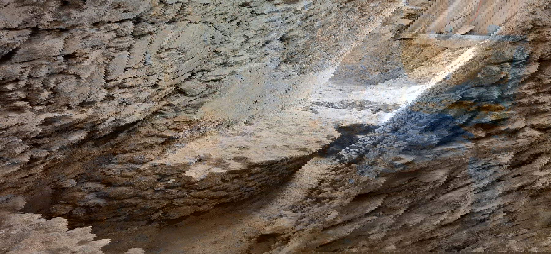 Resti delle fondamenta di una vasca circolare situata nella Grande Corte degli appartamenti della Regina tra il 1609 e il 1660, affiancata da una galleria di manutenzione dove sono ancora visibili tracce della volta semicircolare (Passage du Dauphin). L'intera struttura fu incorporata nella costruzione di un padiglione, un'estensione degli appartamenti della Regina nel cortile. Foto: &copy; M.&nbsp;Brugellis,&nbsp;Inrap