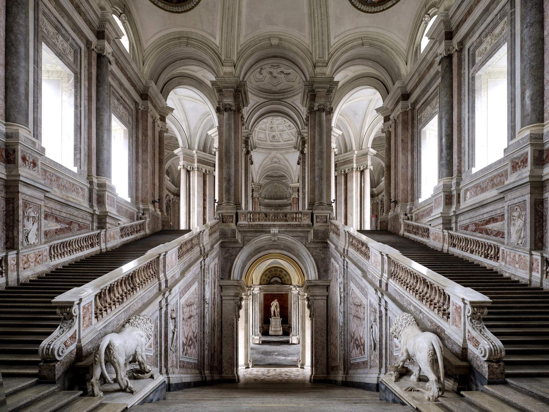 Massimo Listri, Königspalast von Caserta - Vestibüle und Königstreppe