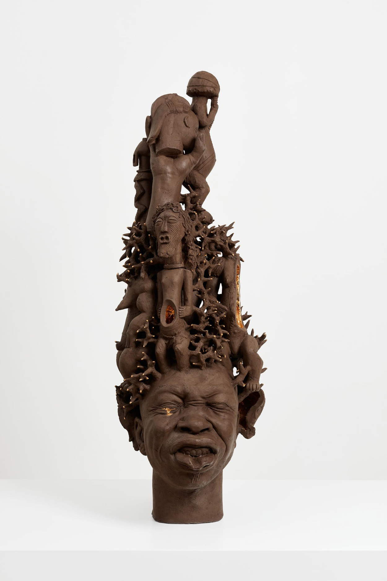Victor Fotso Nyie, Re-connexion (2023; ceramica e oro, 100 x 36 x 40 cm). Fotografia: Carlo Favero, su concessione dell’artista e P420, Bologna.