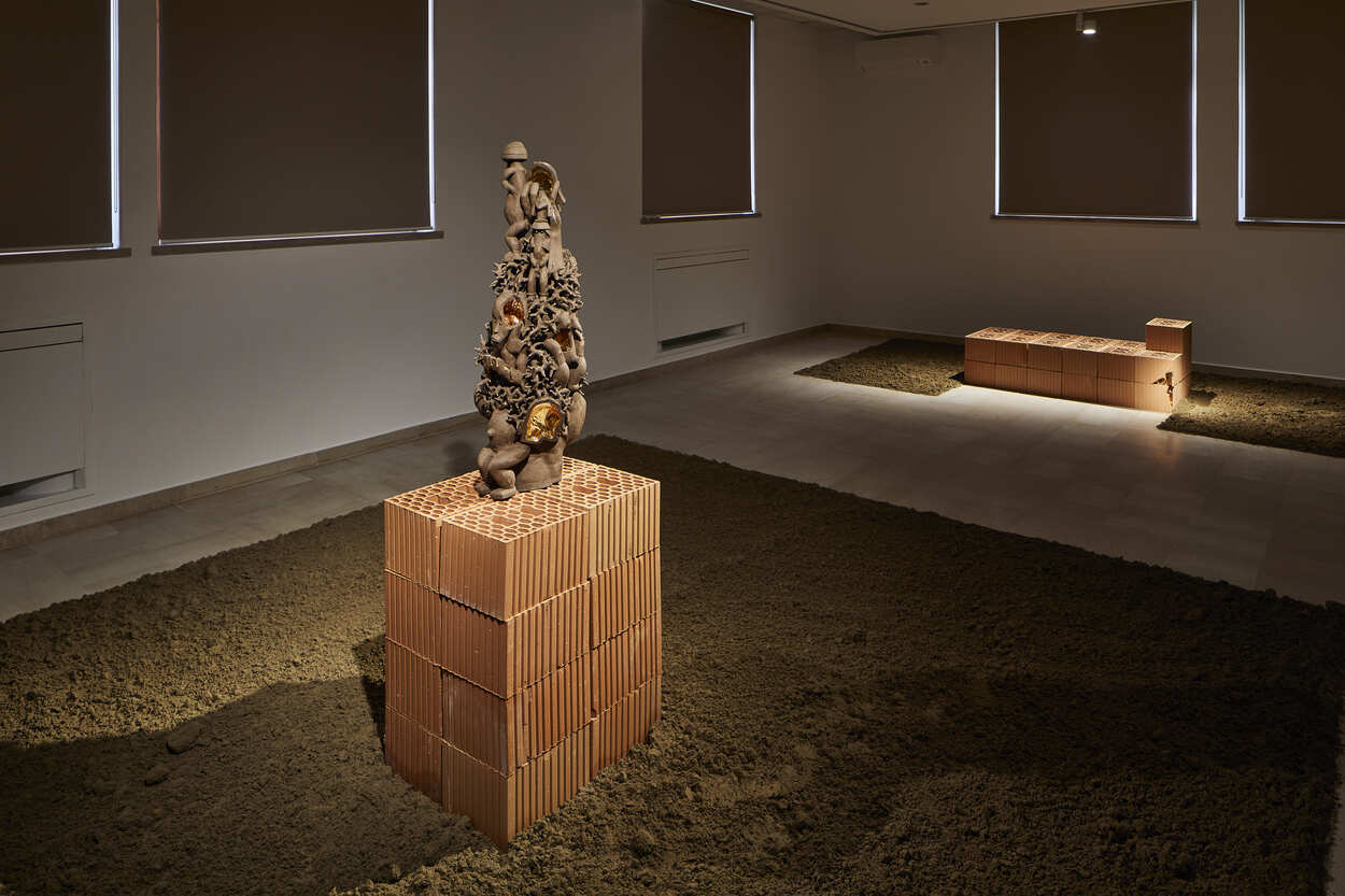 Victor Fotso Nyie, Re-connexion (2023; ceramica e oro, 100 x 36 x 40 cm). Fotografia: Carlo Favero, su concessione dell’artista e P420, Bologna.