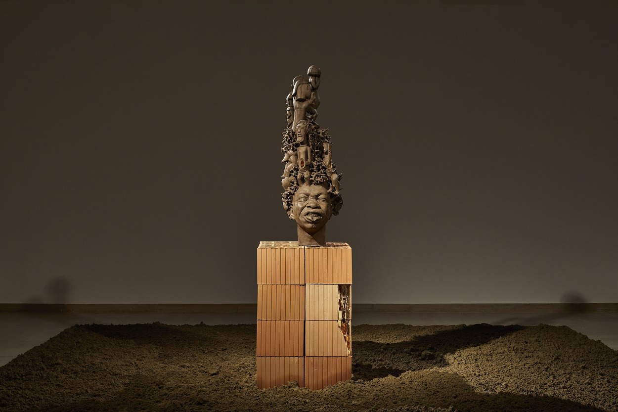 Victor Fotso Nyie, Re-connexion (2023; ceramica e oro, 100 x 36 x 40 cm). Fotografia: Carlo Favero, su concessione dell’artista e P420, Bologna.