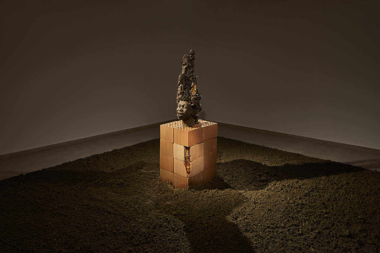 Victor Fotso Nyie, Re-connexion (2023; ceramica e oro, 100 x 36 x 40 cm). Fotografia: Carlo Favero, su concessione dell’artista e P420, Bologna.